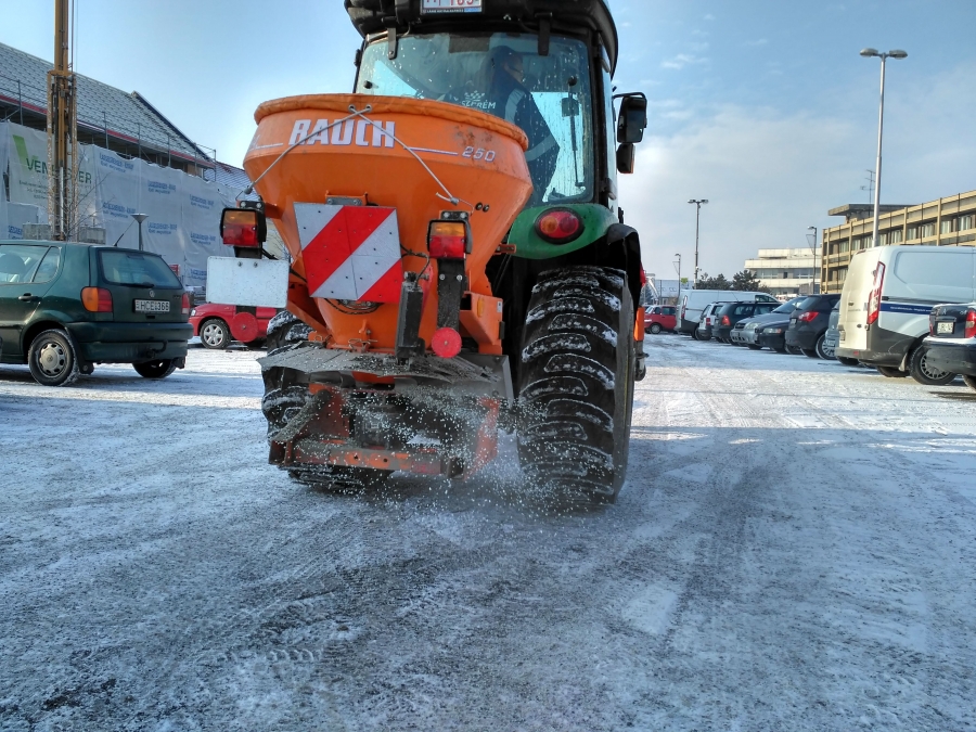 Tréfálkozik velünk a tél